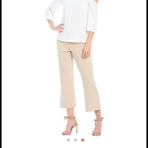 𝅺trina Turk Cropped khaki pants size 4 EUC